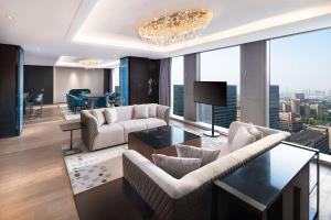 杭州杭州新天地丽笙酒店的带沙发的客厅和用餐室