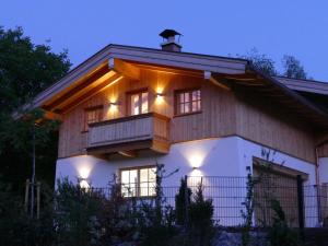 克罗伊特Bodenschneid Suiten Neureuthblick的带阳台的房屋,上面有灯