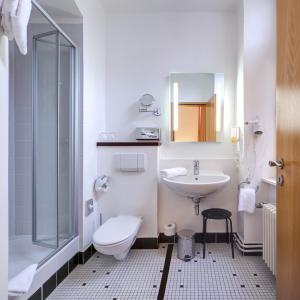 卡塞尔威廉选帝侯大街贝斯特韦斯特酒店的白色的浴室设有卫生间和水槽。