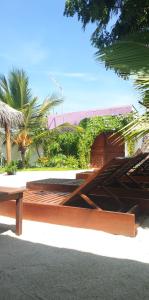芭环礁Faima Fishing Lodge at Daravandhoo的坐在街道边的木凳