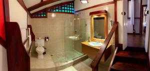 别霍港Namuwoki Lodge的带淋浴、卫生间和盥洗盆的浴室