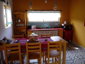 贝伦Los Remenizos Cabañas de Montaña的一个带木桌和椅子的厨房和一间厨房