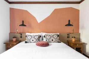吉尔斯Selina Gerês的卧室配有带枕头的大型白色床
