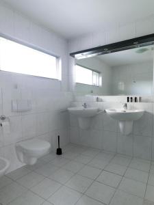 Waalre瓦勒住宿加早餐旅馆的白色的浴室设有2个盥洗盆和1个卫生间。