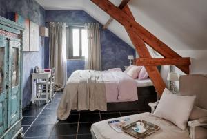 塞弗讷姆Gasterie Lieve Hemel的一间卧室配有一张床和一个沙发