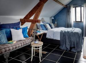 塞弗讷姆Gasterie Lieve Hemel的一间卧室配有一张床和一张沙发