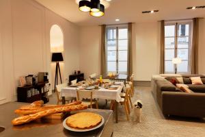 勒芒L'HOTEL PARTICULIER - LE MANS的客厅配有桌子和沙发