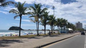 瓜拉图巴Pousada Residencial Paineiras的海滩上一条种有棕榈树的街道