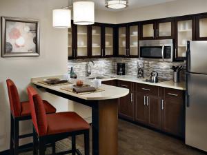WarrendaleStaybridge Suites - Pittsburgh-Cranberry Township, an IHG Hotel的厨房配有带冰箱的厨房岛