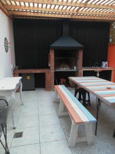 埃尔基斯科Habitaciones Mar Azul的一个带桌子和壁炉的户外庭院