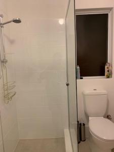 珀斯Ascot Comfort的一间带卫生间和玻璃淋浴间的浴室