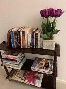 珀斯Ascot Comfort的书架,书架,花瓶,紫色花