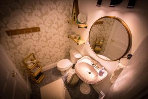 斯特拉福德Tranquil Days Guest House的一间带水槽和镜子的小浴室