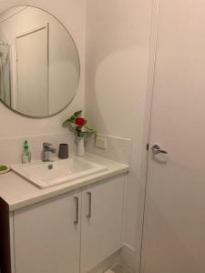 珀斯Ascot Comfort的一间带水槽和镜子的浴室