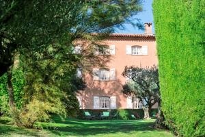 Moissac-BellevueLa Bastide du Calalou; BW Signature Collection的穿过两棵大树看到的大房子