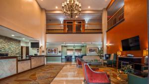 拉沃肯锡安西最佳西方酒店的酒店大堂,设有客厅