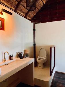 图卢姆Libelula Tulum Beachfront Hotel的客房内设有带水槽和卫生间的浴室