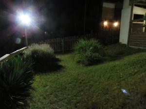 德尔迪阿布罗角La Ruca的夜晚有街灯的院子