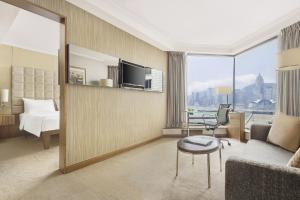 香港香港九龙酒店的酒店客房设有沙发、床和桌子。