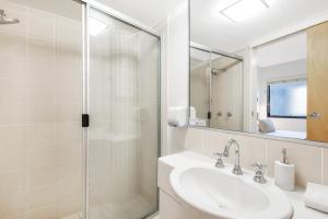 穆卢拉巴穆鲁拉巴海滩俱乐部度假酒店的白色的浴室设有水槽和淋浴。