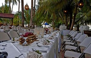 麦克坦康斯特白拉热带海滩度假村的一张桌子,用来举办婚礼,上面摆放着白色的椅子
