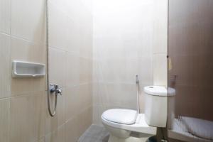 SukodonoHotel Omah Ampel Syariah的一间带卫生间和淋浴间的浴室