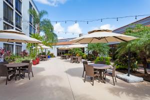Doubletree by Hilton Fort Myers at Bell Tower Shops餐厅或其他用餐的地方