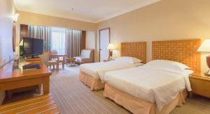 马六甲海湾酒店的酒店客房设有两张床和一台平面电视。
