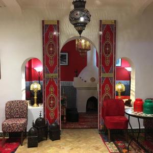 丹吉尔达尔苏丹旅馆的一间设有两面镜子和一张桌子及椅子的房间