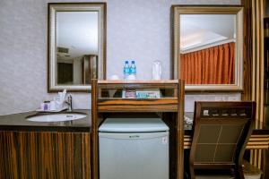 台北承携行旅-台北信义馆(豪丽旺)的一间带水槽和镜子的浴室