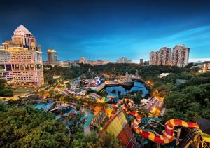 吉隆坡Sunway Lagoon Hotel , formerly Sunway Clio Hotel的带有过山车的城市游乐园