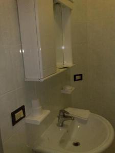 坎波马里诺内图诺公寓式酒店的白色的浴室设有水槽和镜子