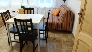 布达佩斯Ó-Újlak Apartman的一间带桌椅和沙发的用餐室