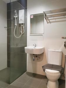 大山脚阿尔法酒店的浴室配有卫生间、盥洗盆和淋浴。