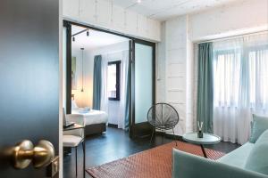 雅典Nin&Bau Sarri 2的一间卧室配有一张床,另一间卧室配有镜子