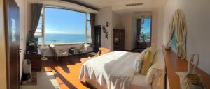 花莲市海传民宿 的一间卧室设有一张床,享有海景