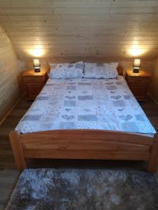 Lipnica WielkaBabiogórski Raj的一间卧室配有一张带2个床头柜的大床