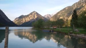 海特尔旺Pension Zeegershof的享有以山脉为背景的湖泊美景