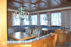 海特尔旺Pension Zeegershof的一间带桌椅和吊灯的用餐室