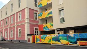 克拉根福305 Berlin, Studio Apartment, 38m2 2-4 Pers的建筑一侧的壁画