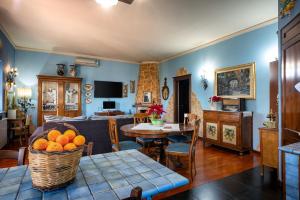 NunziataAi confini dell Etna 2的客厅里配有橙子桌子
