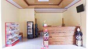 展玉RedDoorz Syariah near Tugu Lampu Gentur Cianjur的一间房间中间有滑板的商店