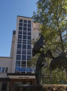 凯米梅里霍维酒店的建筑物前的动物雕像