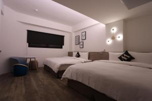 花莲市微停宿旅的酒店客房设有两张床和一台平面电视。