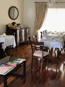 戈尔韦斯莱纳马拉住宿加早餐旅馆的一间设有白色桌子和镜子的用餐室