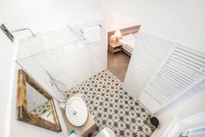 卢布尔雅那OH客房公寓 的享有带卫生间和床的浴室的顶部景致