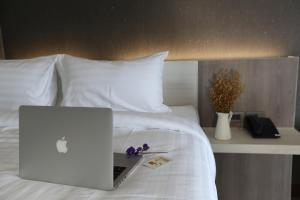 Nang Rong非常酷炫大酒店的床上的笔记本电脑