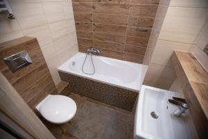 米迪格兹多姆纳沃杜思巴登旅馆的浴室配有卫生间、浴缸和水槽。