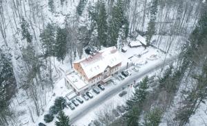 米迪格兹多姆纳沃杜思巴登旅馆的雪中小屋的空中景观