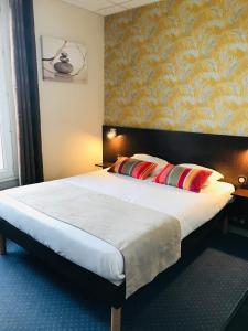 布雷斯特贝尔维尤酒店的一间卧室配有一张大床和两个枕头
